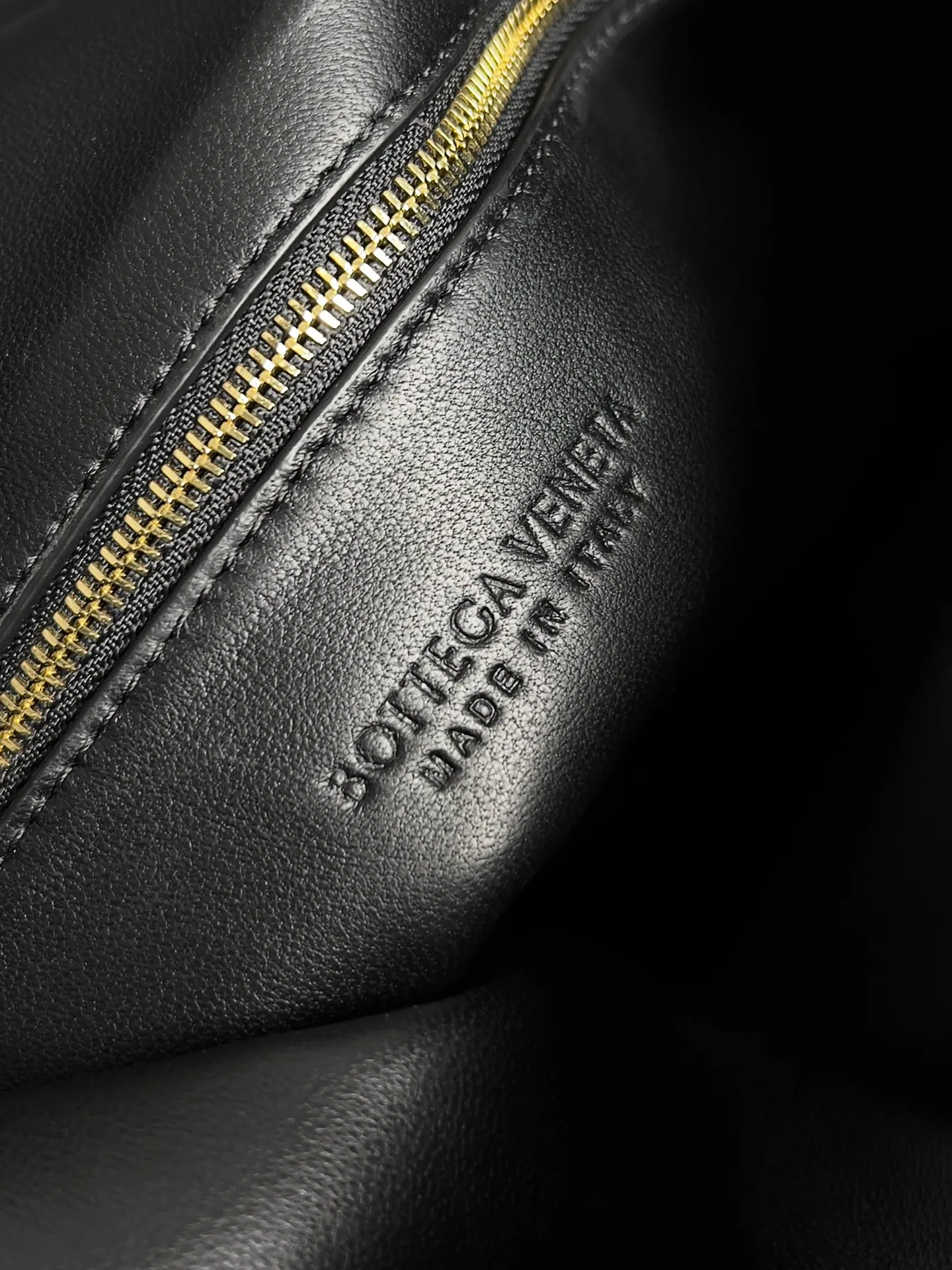 Batch 2160 Recently, I seem to be obsessed with this bag from BV~ The new Hop is really not too beautiful. The whole bag has no seams. The bag body and handles are made of one piece of leather. It embodies the style and essence of Bottega Veneta. It truly represents craftsmanship and creativity. The large size has a very loose and lazy upper body. Big bag lovers will definitely not regret buying it. Style number: 763970 Size: 53*24*13
